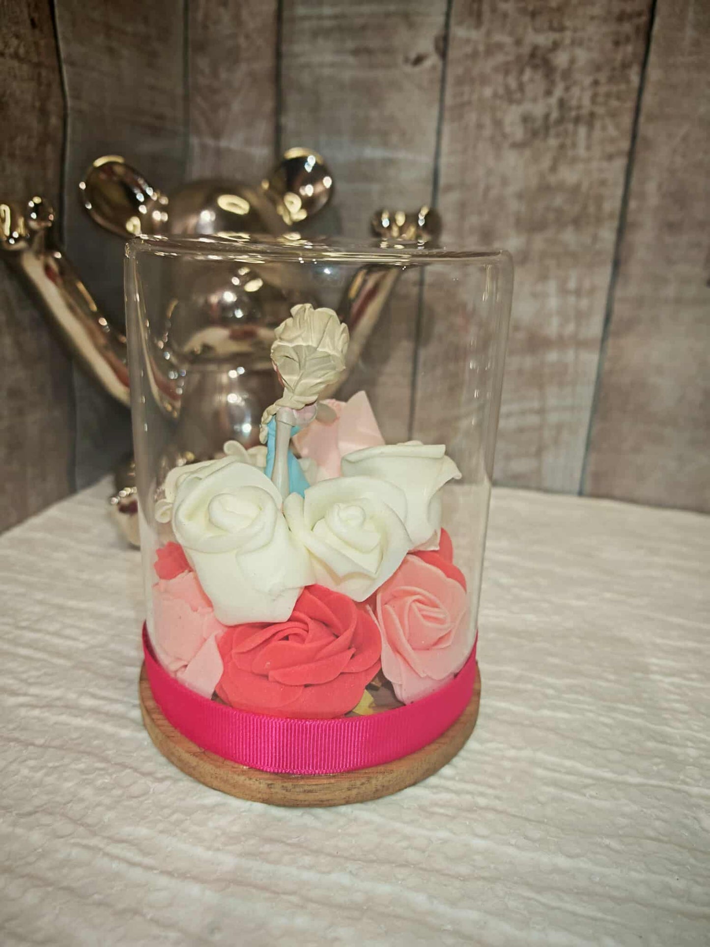Cloche en verre artisanale – “Reine des Neiges & Roses éternelles”