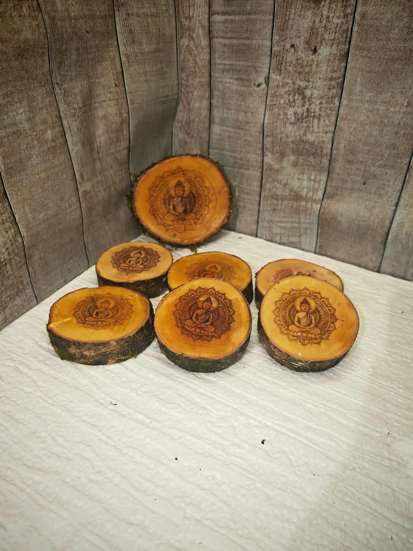 Ensemble artisanal de 6 sous-verres gravés + support bouteille de vin en bois de bouleau