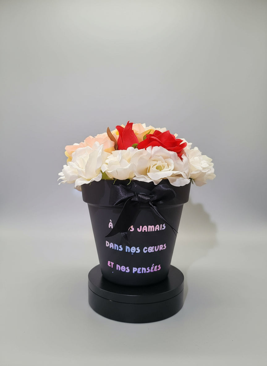 Hommage fleuri & durable – Pot funéraire artisanal