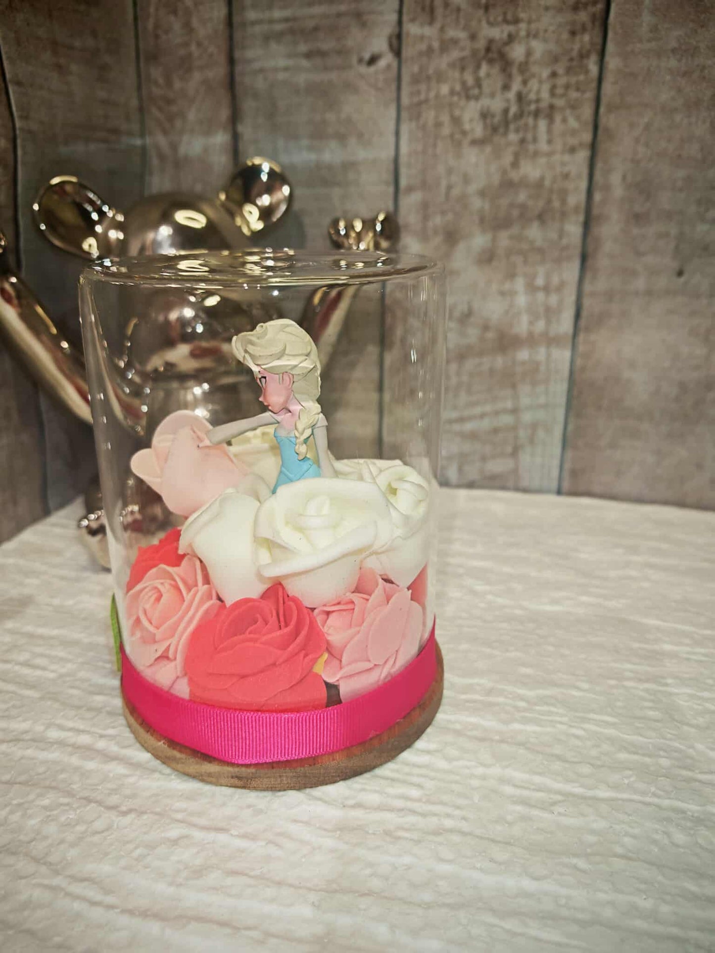 Cloche en verre artisanale – “Reine des Neiges &amp; Roses éternelles”