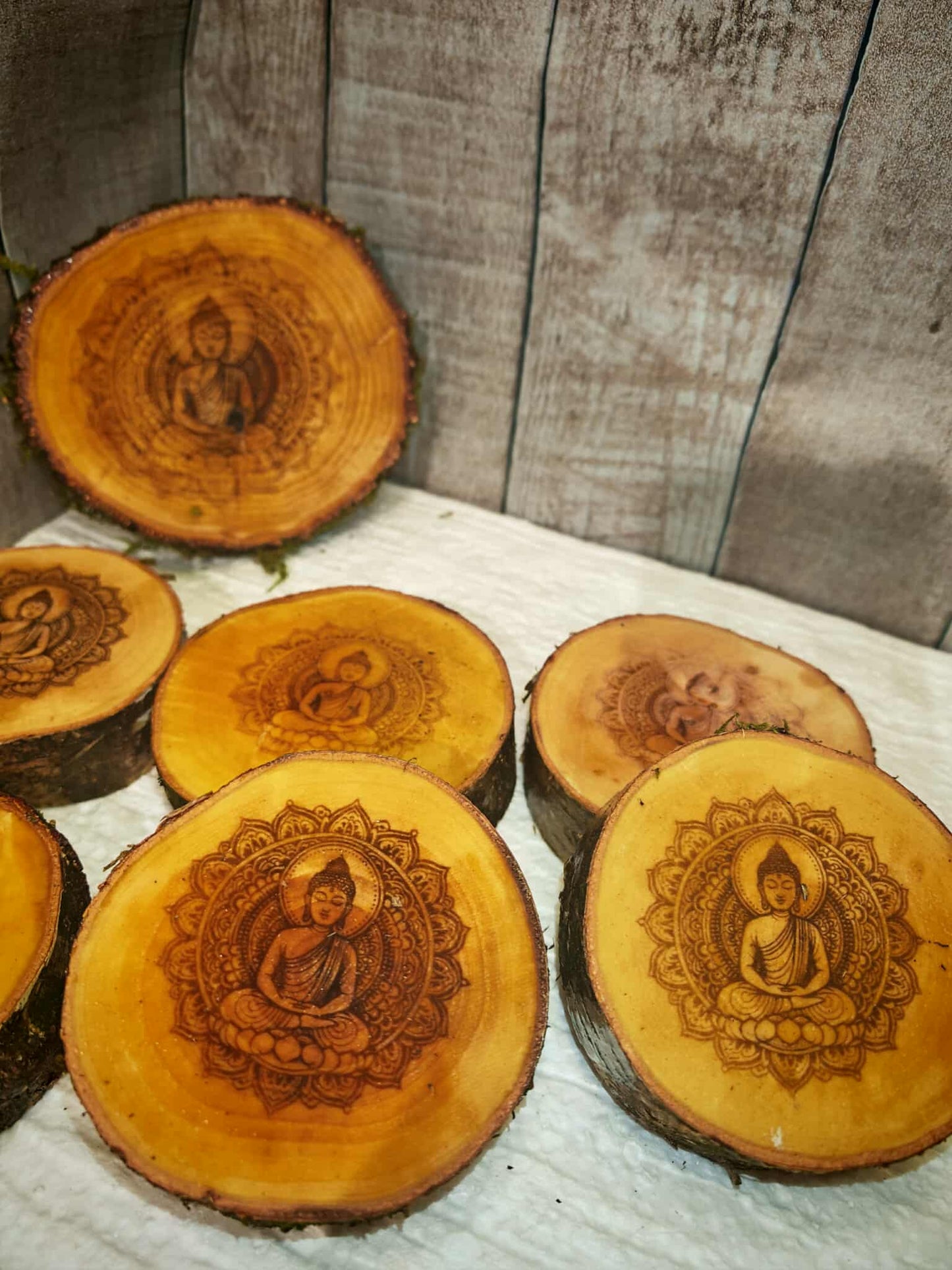 Ensemble artisanal de 6 sous-verres gravés + support bouteille de vin en bois de bouleau