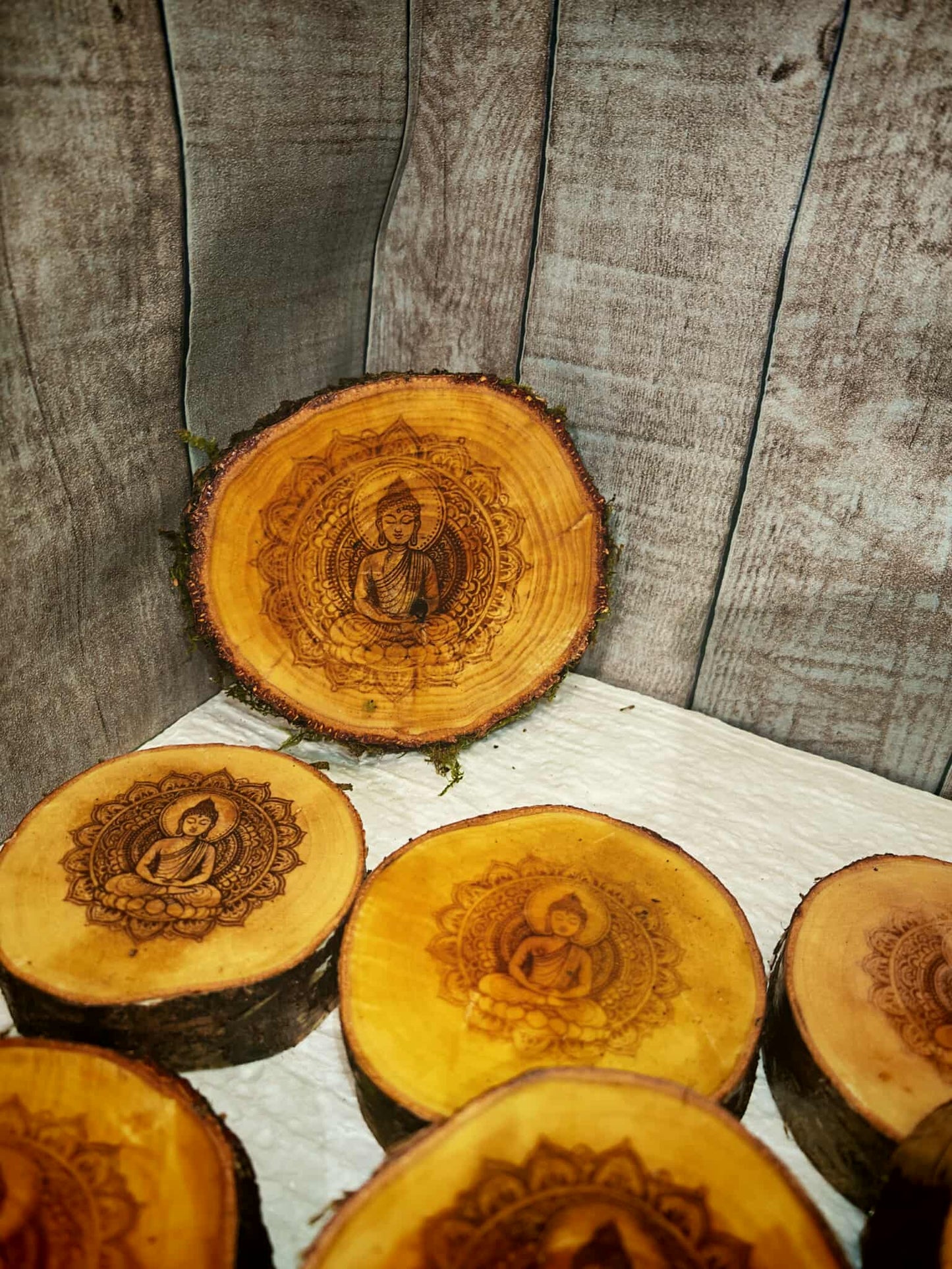 Ensemble artisanal de 6 sous-verres gravés + support bouteille de vin en bois de bouleau