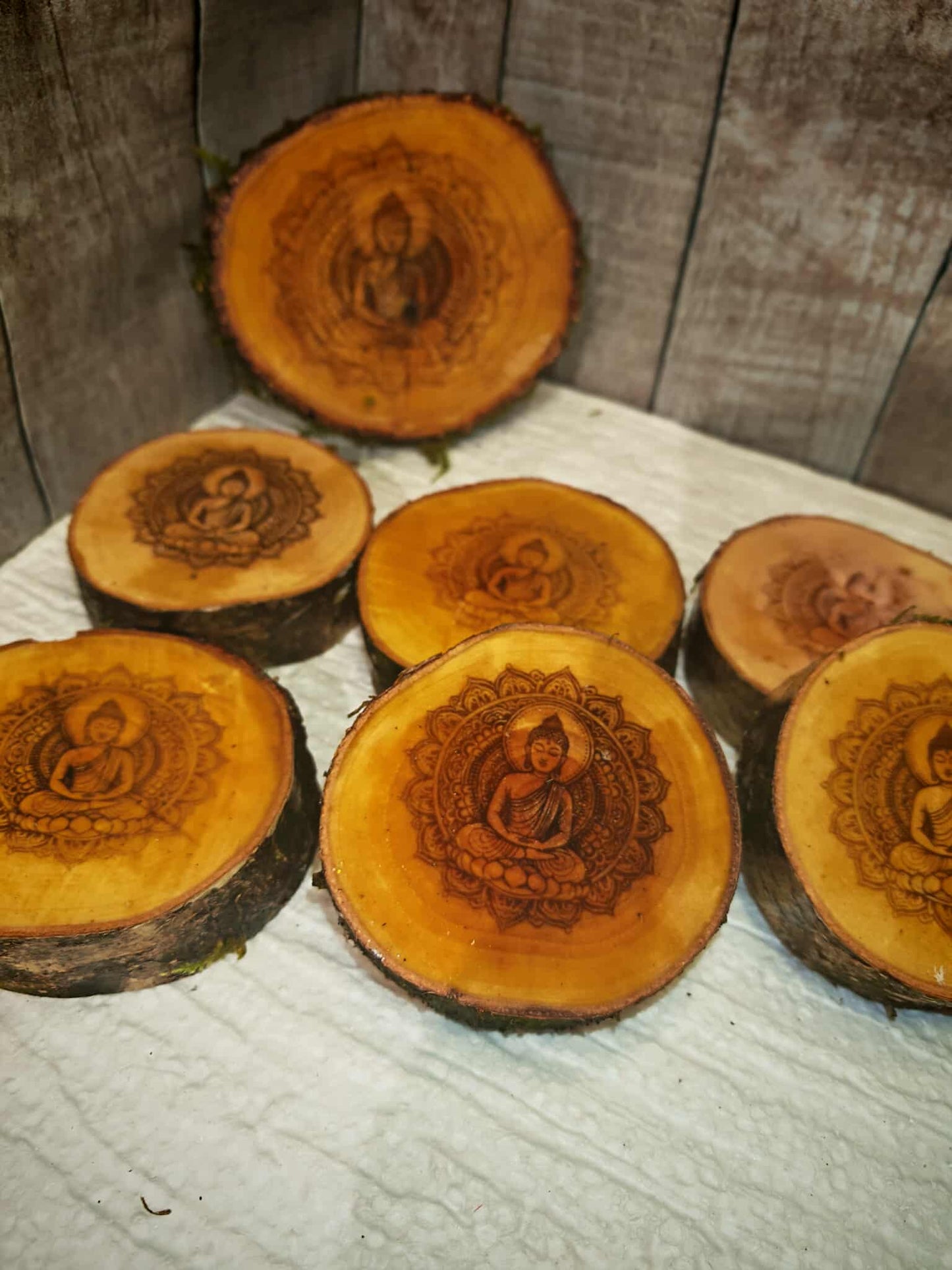 Ensemble artisanal de 6 sous-verres gravés + support bouteille de vin en bois de bouleau