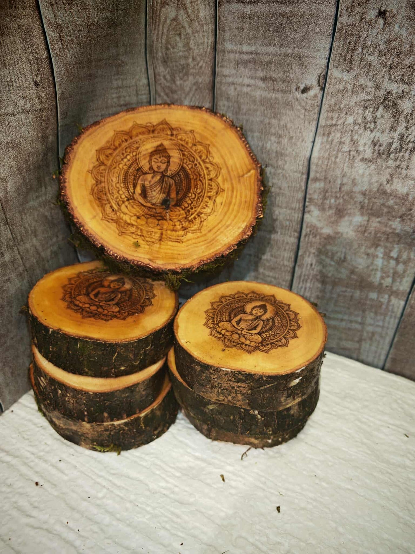 Ensemble artisanal de 6 sous-verres gravés + support bouteille de vin en bois de bouleau