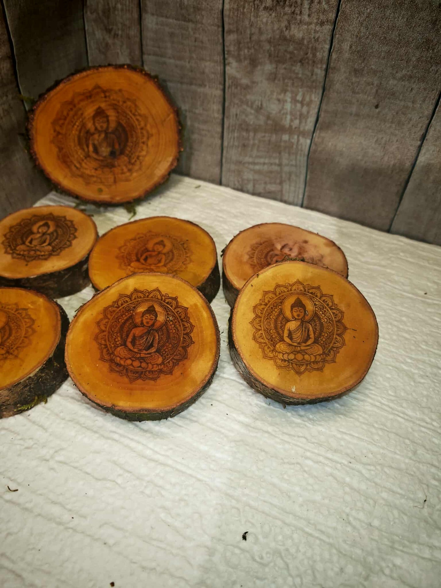 Ensemble artisanal de 6 sous-verres gravés + support bouteille de vin en bois de bouleau