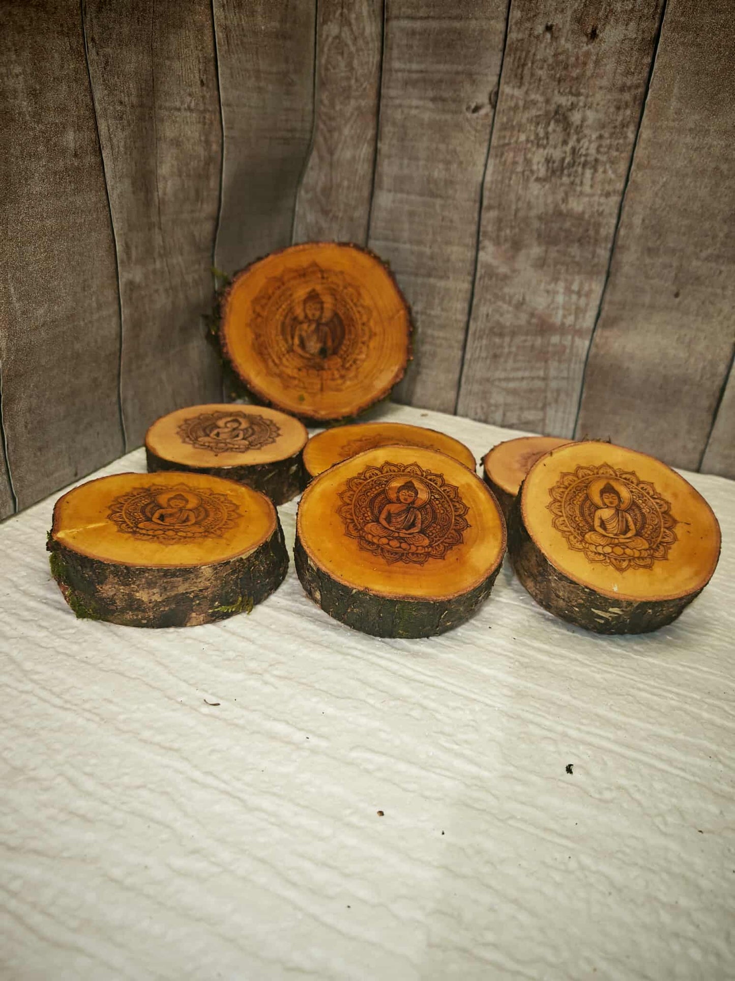 Ensemble artisanal de 6 sous-verres gravés + support bouteille de vin en bois de bouleau