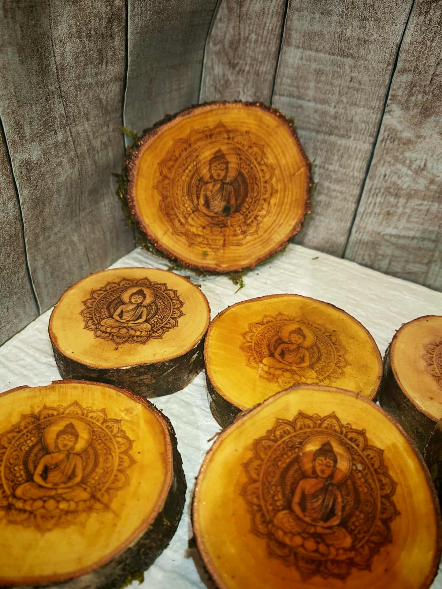 Ensemble artisanal de 6 sous-verres gravés + support bouteille de vin en bois de bouleau