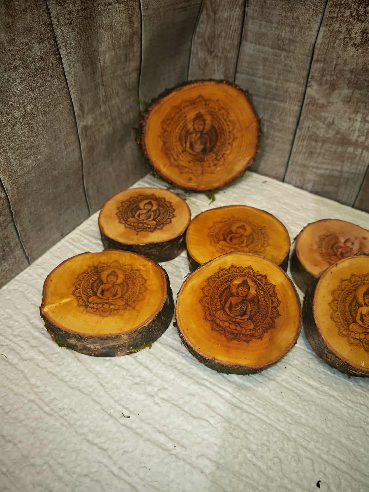 Ensemble artisanal de 6 sous-verres gravés + support bouteille de vin en bois de bouleau