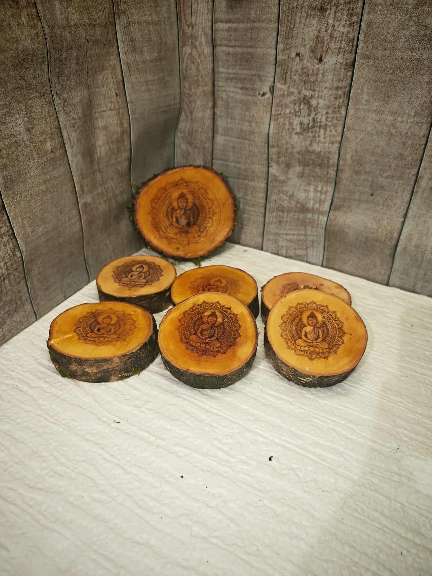 Ensemble artisanal de 6 sous-verres gravés + support bouteille de vin en bois de bouleau