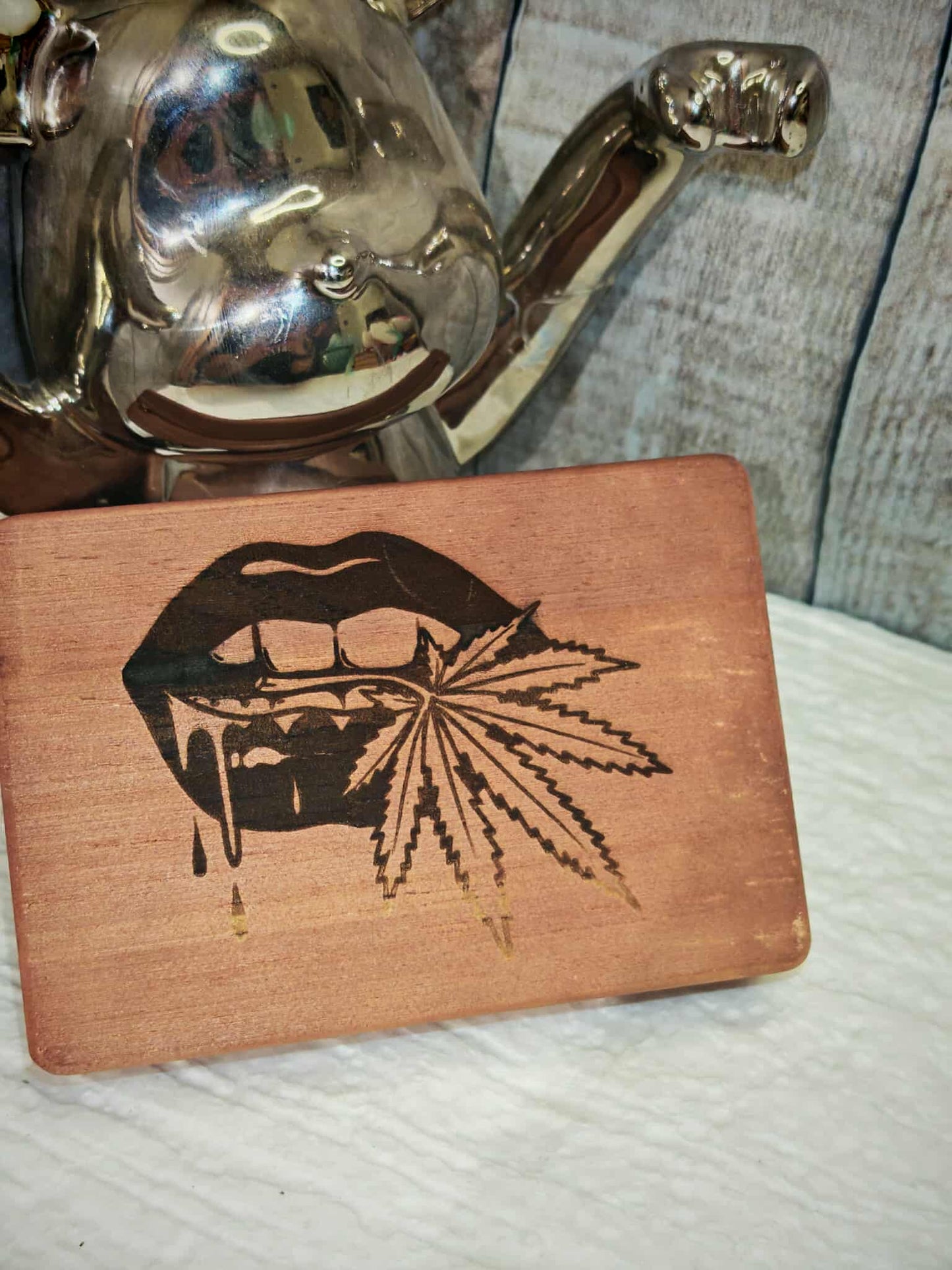 Boîte de rangement en bois – Design lèvres & feuille de cannabis