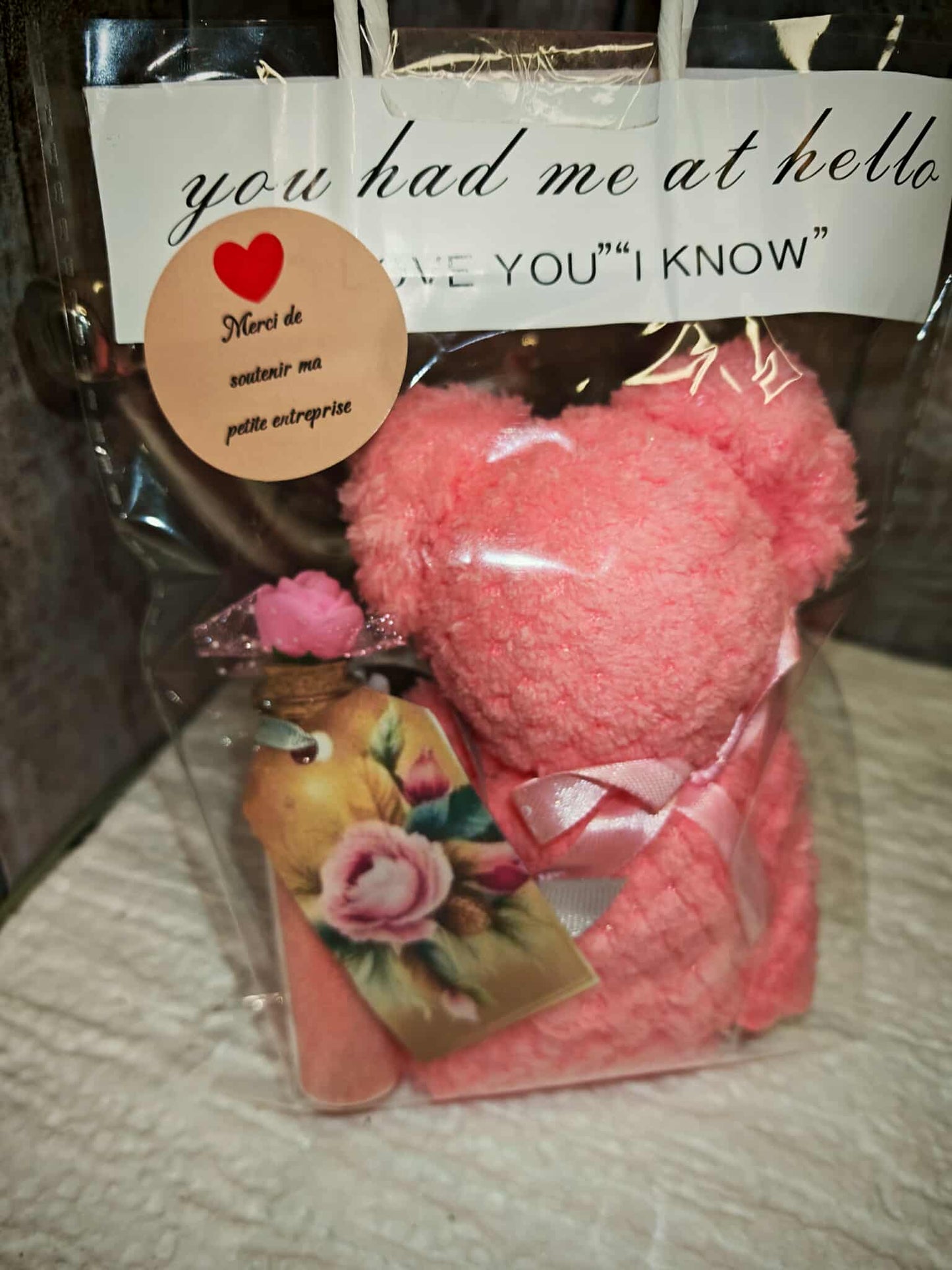 Coffret Cadeau “You Had Me at Hello” – Ourson Serviette & Fiole Bien-Être