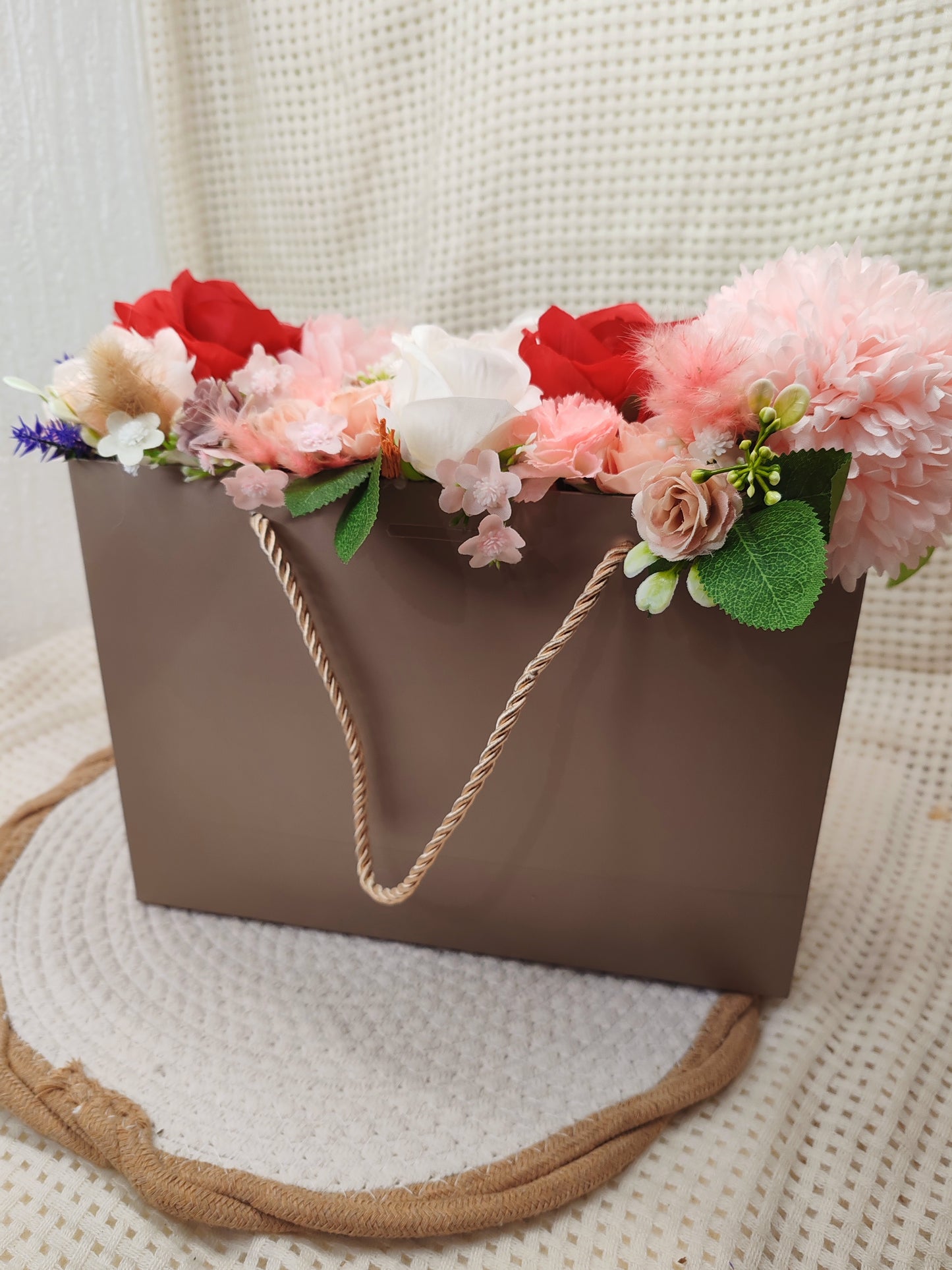 👜✨ Élégance florale dans un sac ✨🌸