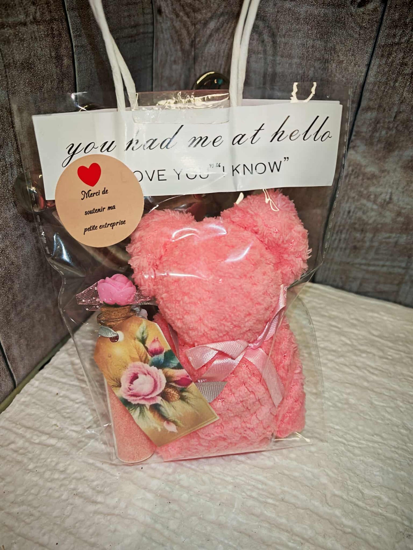 Coffret Cadeau “You Had Me at Hello” – Ourson Serviette & Fiole Bien-Être